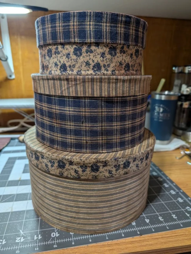 Okayyyyy, I know I'm the world's WORST at marketing, but I think it's because I just have so much fun crafting and shopping for old junk, (clears throat) uhhh, I mean treasures!  Just finished these beauties and they make my heart sing! They are $26.95/set of 3 and will be at my booth at Old School House Mall. Available for shipping, as well.
I can make them in all kinds of colors and fabrics, too. Ahhhhhhh, my happy place!