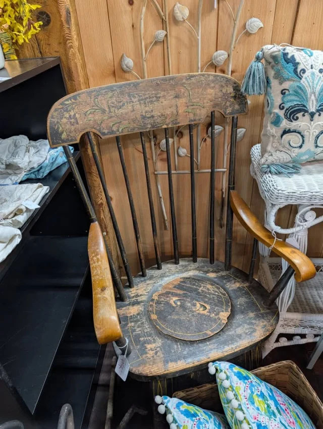 I'm up north on a buying trip and I'm having the BEST time! I found this awesome old commode chair!! It's got the lid and everything! Anybody want me to bring it home for them!!😍😎